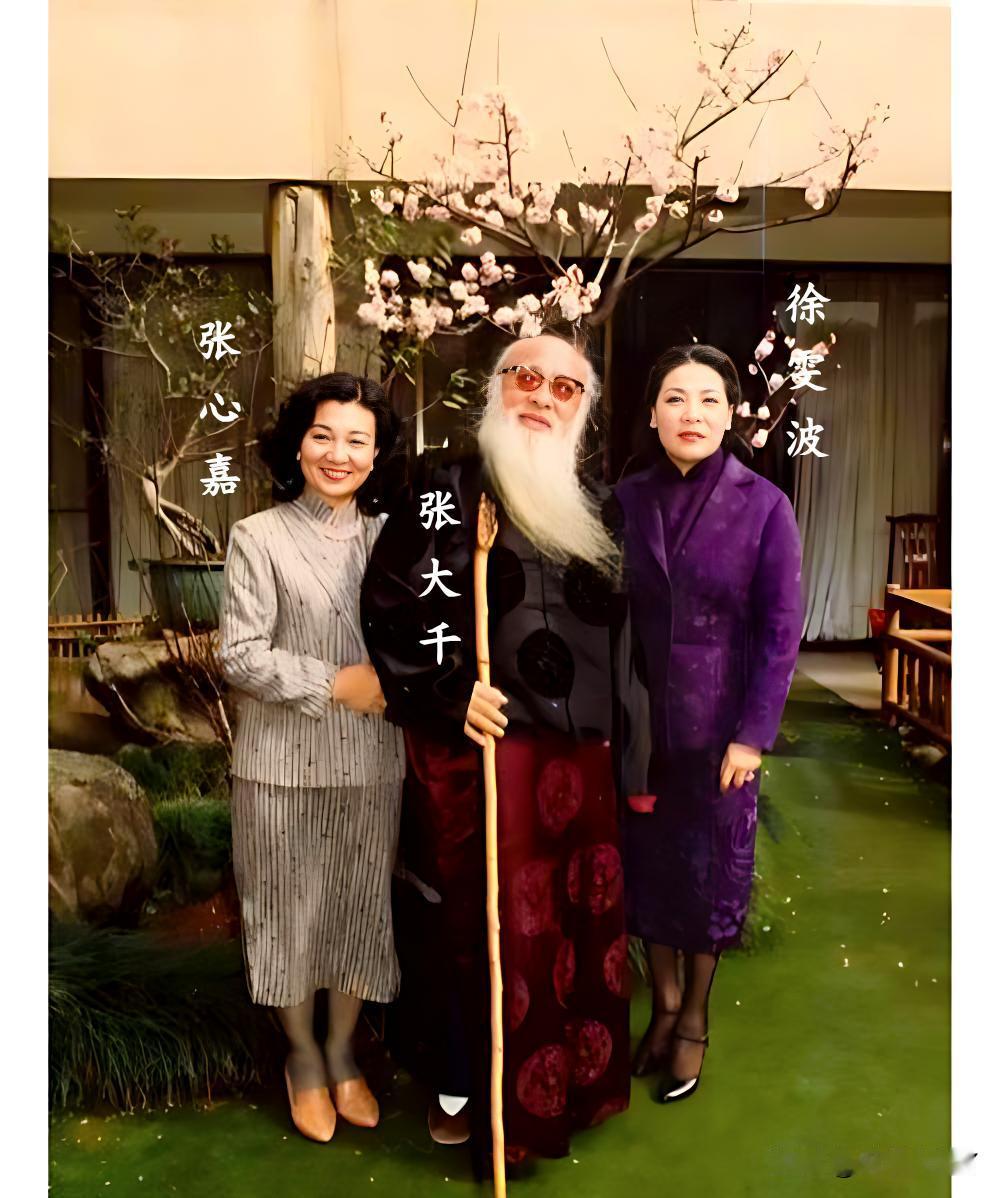 这是画家张大千晚年与四姨太徐雯波在摩耶精舍和其侄女张心嘉的一张合影老照片，拍摄于