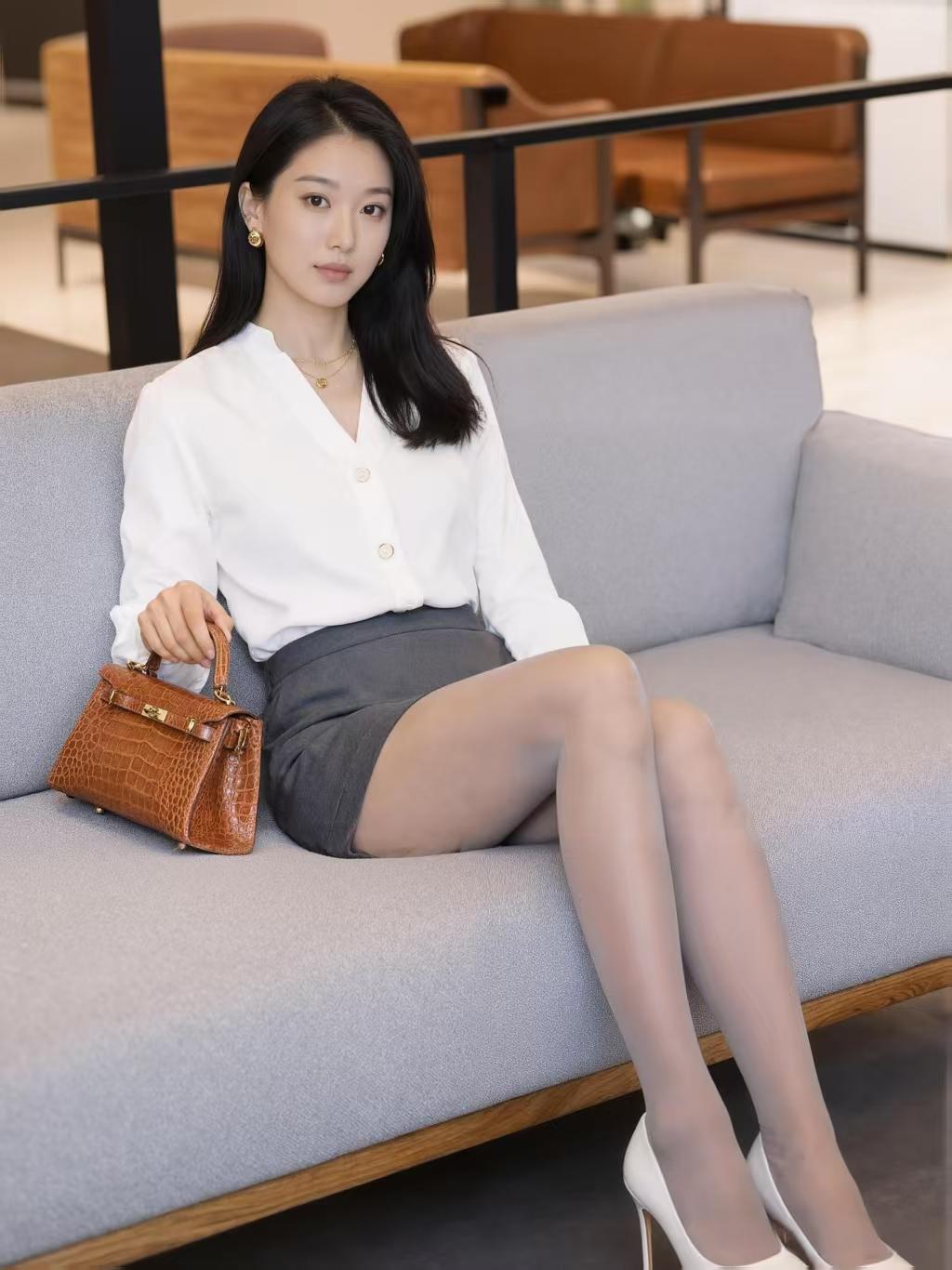 午后的咖啡馆里，光线温柔地漫过浅灰沙发，将都市里的片刻松弛拉得很长。
没有刻意的