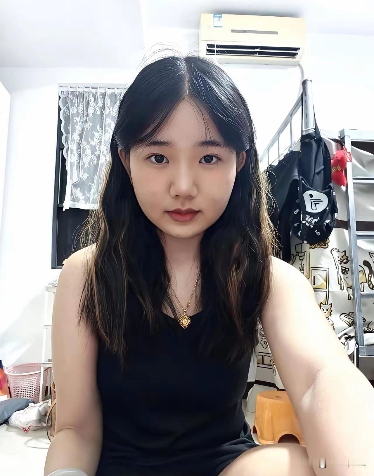 大三女生为省钱不回家，独自留校过双节，懂事的孩子最让人心疼
 
大三女生说，为了