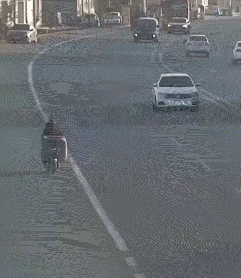 她是如何做到骑车这么洒脱的