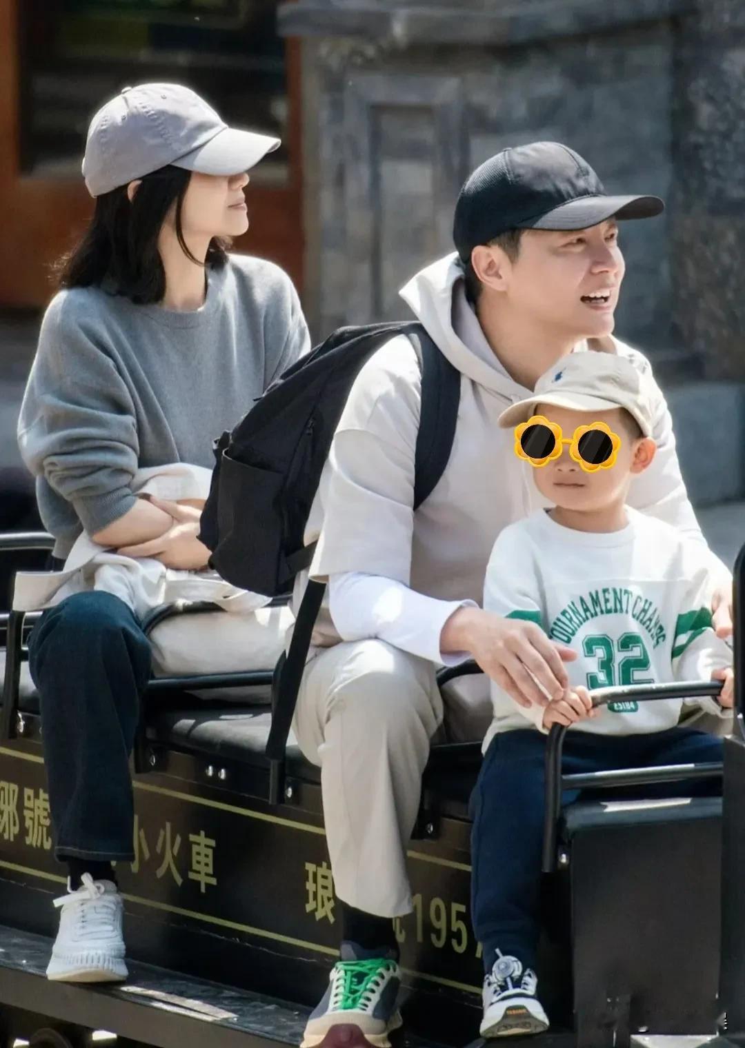 央视主持人任鲁豫，与老婆罕见同框，带着二胎儿子现身临沂琅琊古城。
一家子三口坐着