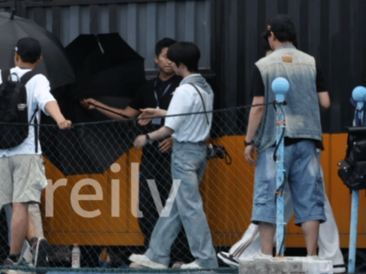 tg张函瑞就这样忽略了后面的同事自己撑伞走了 