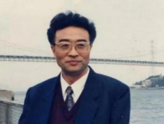 他叫刘铁骑，正是大贪官刘青山之子。1952 年父亲被处决时，他年仅 6 岁，身边