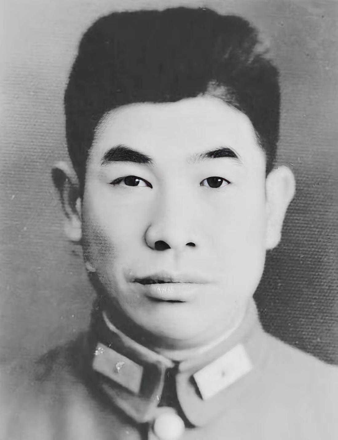 1949年，国民党军长高吉人胸口挨了一枪，重伤被俘，送进医院养伤。

躺床上，他