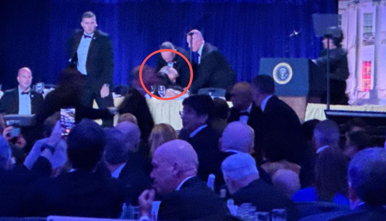 川普否认，枪击事件跟伊朗有关。

这是川普亲口说的。

枪击事件发生之后，川普第