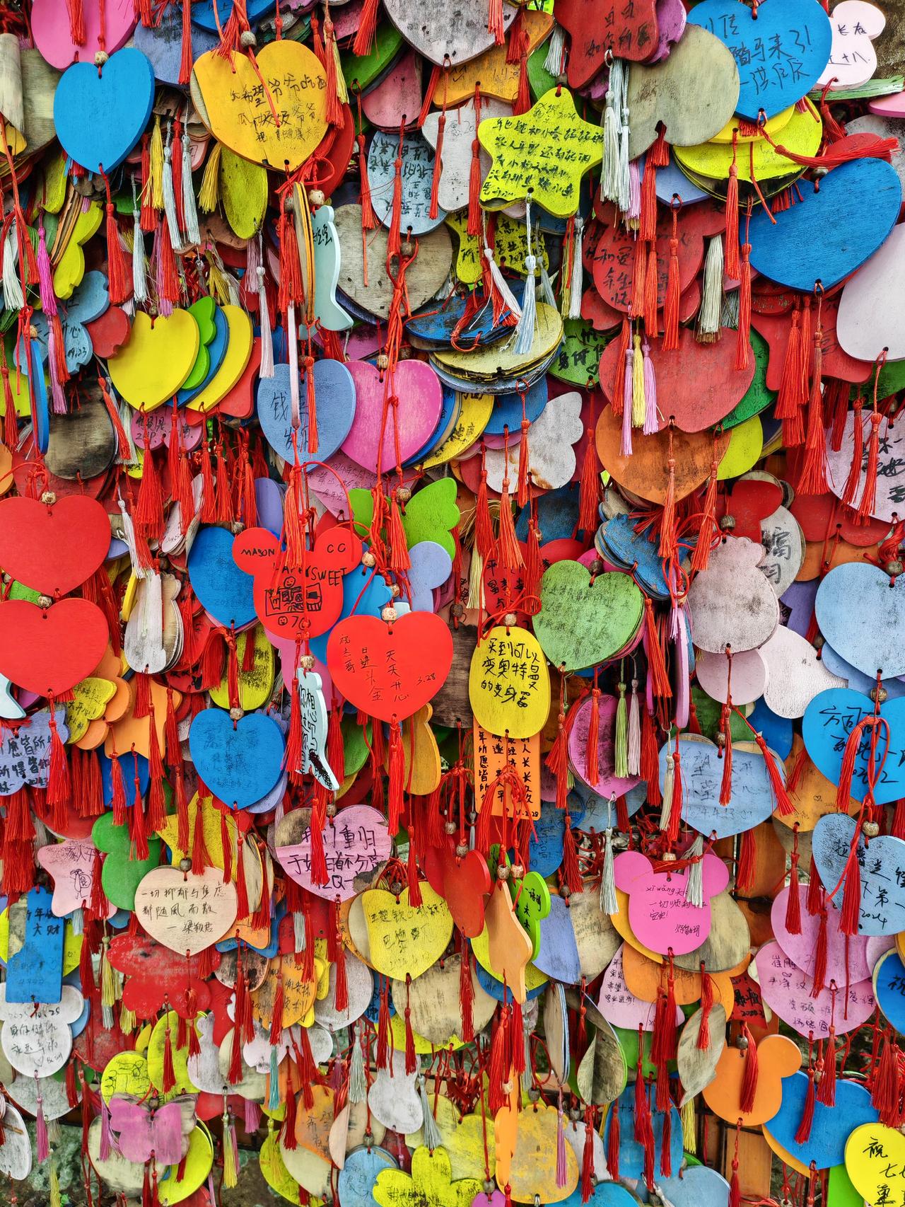 40米高的海边山崖下还真有个人鱼洞，这里一直旅游热度不减，很多家长带小朋友来此参