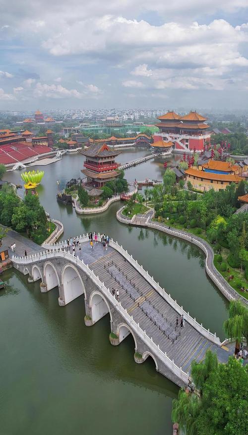 抖音传来好消息：古都开封文旅双子星，“开封清明上河园、万岁山武侠城”双双入选暑期