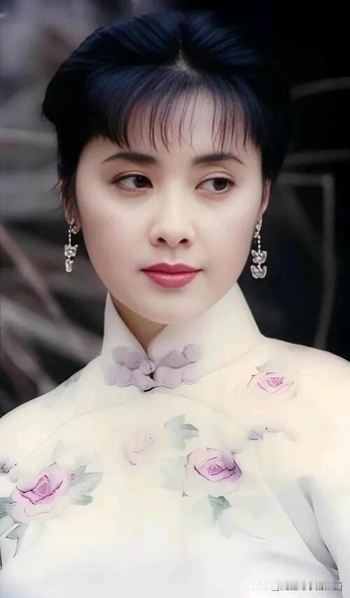 不论五官还是皮肤状态，她在那个年代都是比陈红和关之琳好看的一个美人。美的即大方又