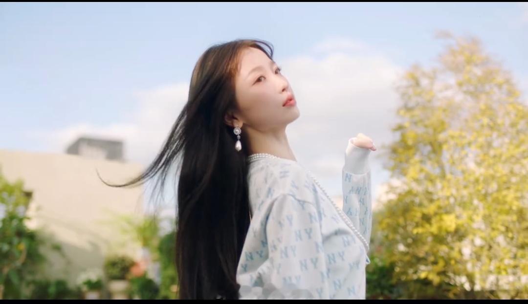 #虞书欣羽毛裙摆##虞书欣清纯学院风#  真的太美了吧！欣欣子[送花花][送花花
