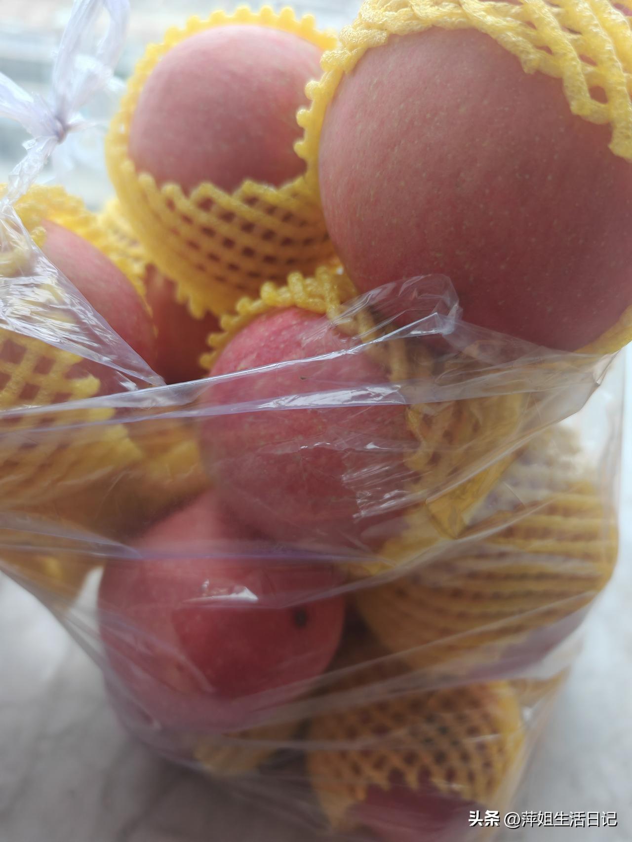 老公开着超市，吃苹果的事情就不用我花钱去买了

这袋苹果有十斤重，是老公带回来的