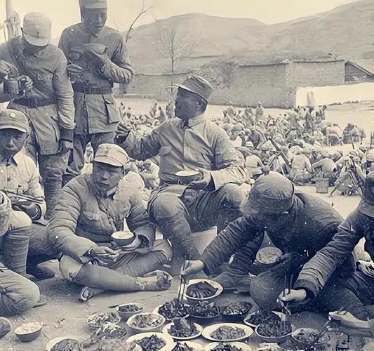 延安到底苦不苦，看看1944年的伙食就够了。

1944年夏，一批美国军官落地延