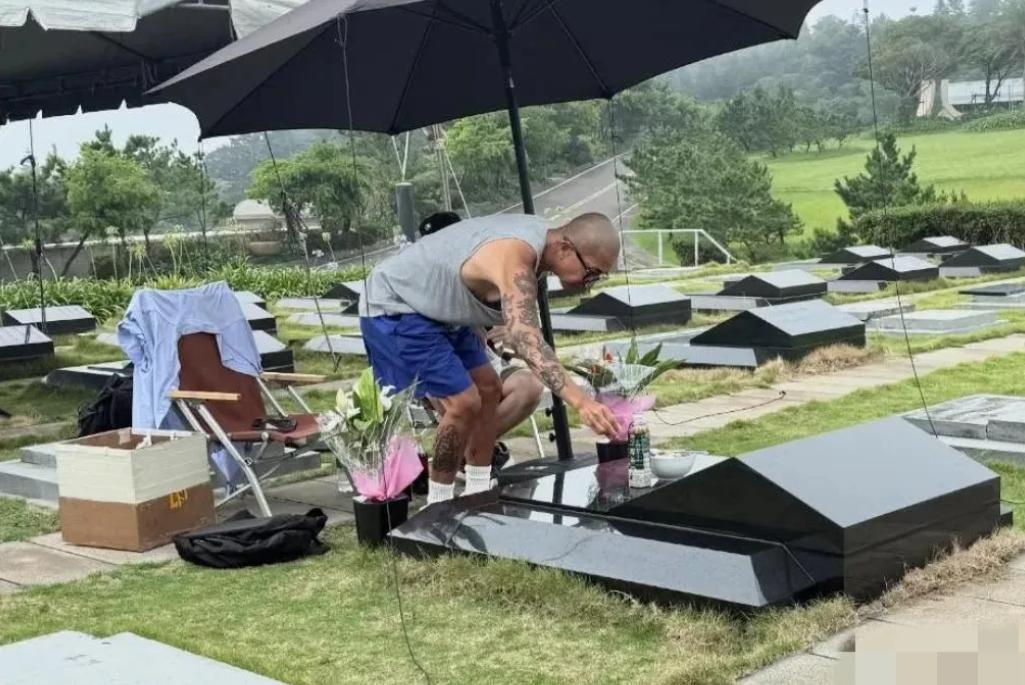 具俊晔守护大S墓地哪也不想去，画面曝光他把遮阳伞、吃的用的都拿来了，看样子是打算