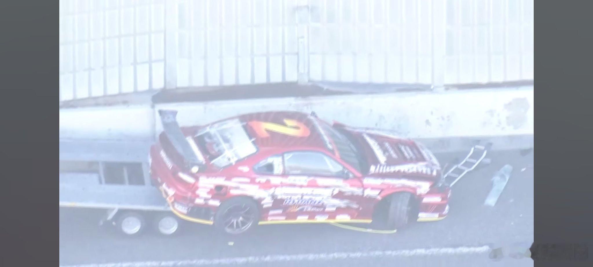 运送D1GP车手田中省己漂移赛车的板车，在三重县四日市附近的东名阪道卷入多车追尾