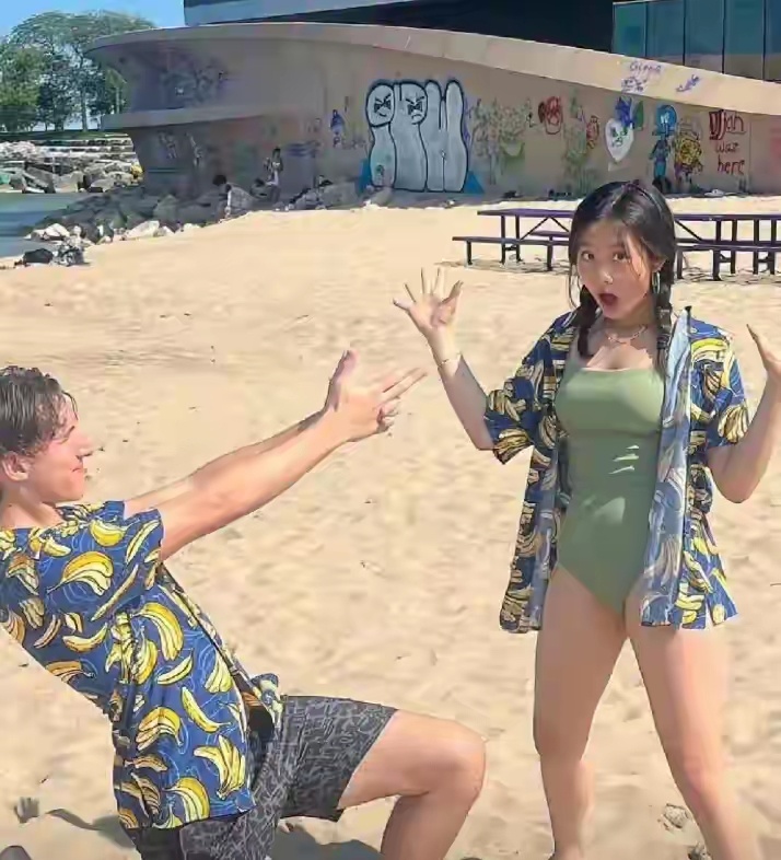 19岁黄多多晒留学日常，穿白纱裙好漂亮，主动和黑人男生保持距离 