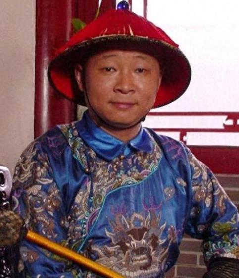 2008年，“三德子”赵亮不演戏了，包下汶川一座山养鸡，他老婆胡敬很委屈，说我老