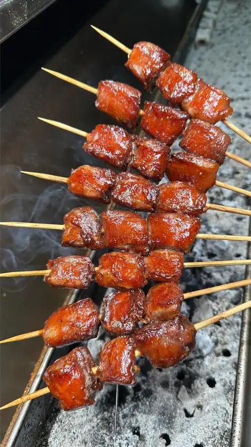 北方烧烤之都，辽宁锦州美食攻略！
锦州美食推荐：
1、烧烤｜大油边、排骨串、烤鸡