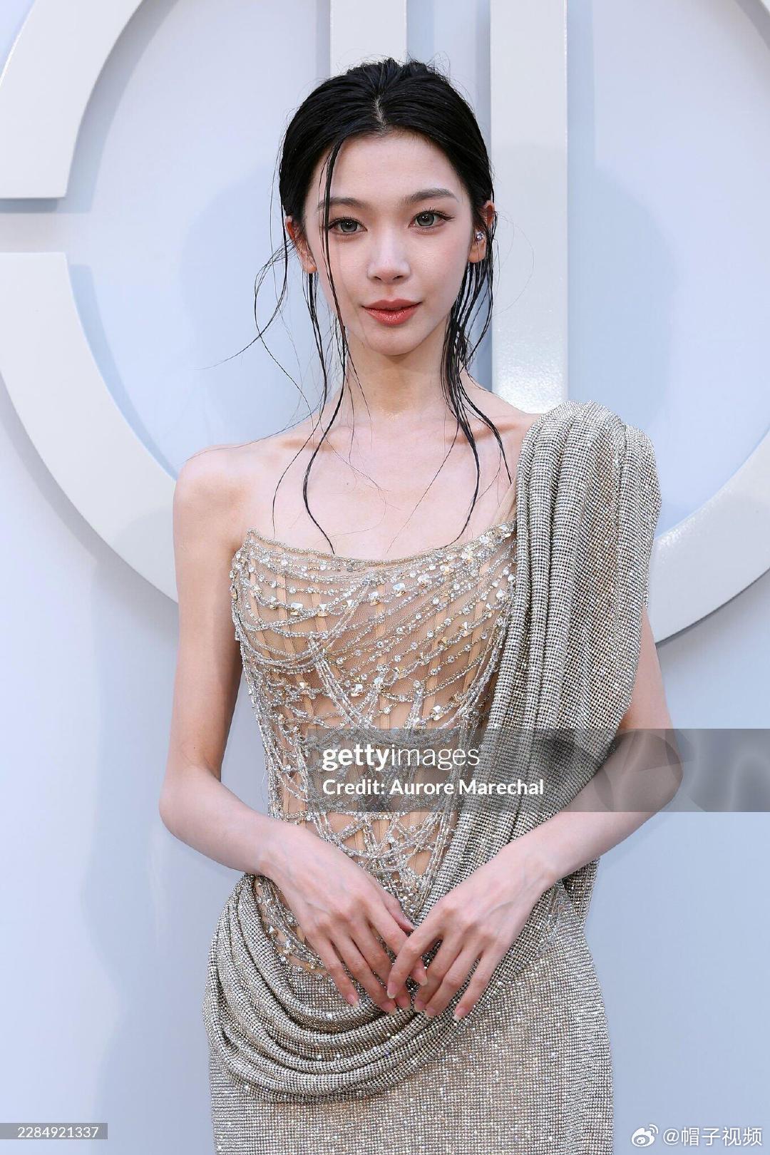 易梦玲时装周G社生图高清生图真的检验颜值天花板，近距离看易梦玲皮肤细腻得不像话，
