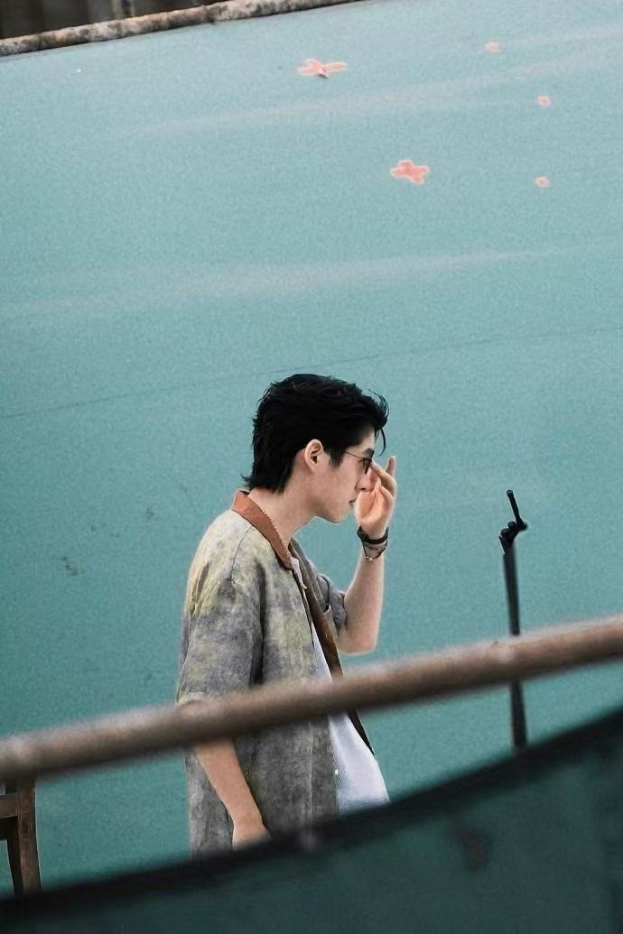 刘昊然墨镜背头痞帅感 刘昊然墨镜背头痞帅感,，刘昊然《海岛舒服日志》路透，背头墨