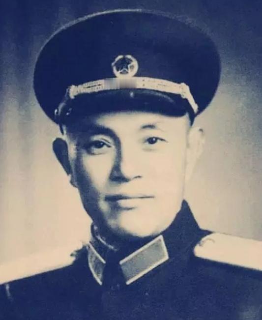 一位开国上校开会时中途离席却在门口徘徊，毛主席关心询问：你叫什么名字？
1936