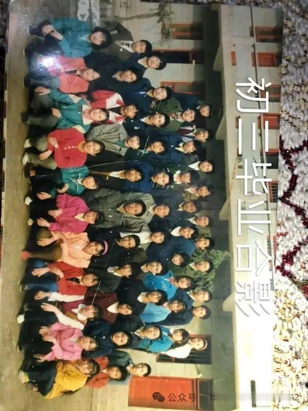 那时候的照片相似度很高。谁看见都似乎认识，仔细想想又都不是