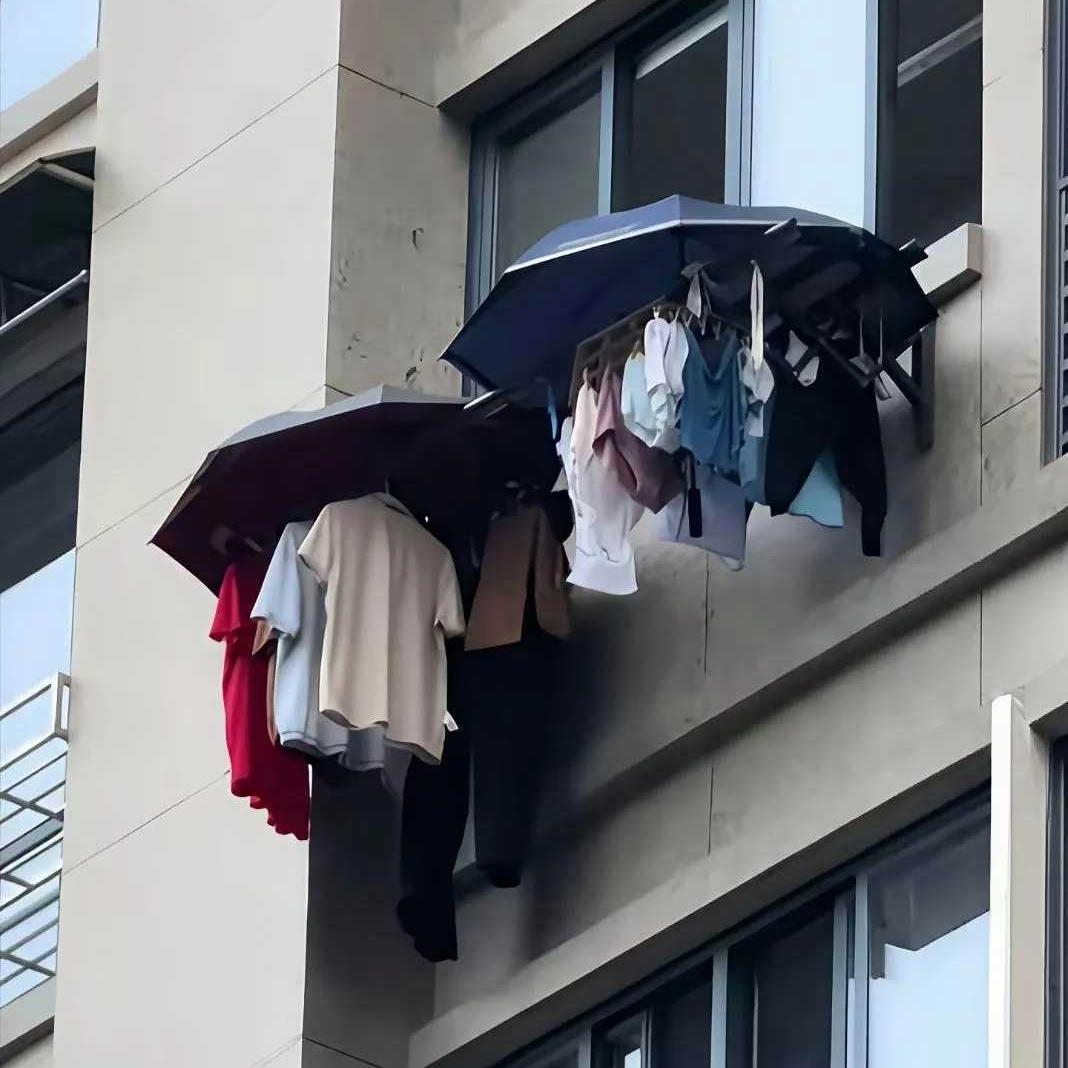 属实看不懂！这种晾衣服操作给我整懵了
 
刷到一种奇葩晾衣方式，看完实在百思不得