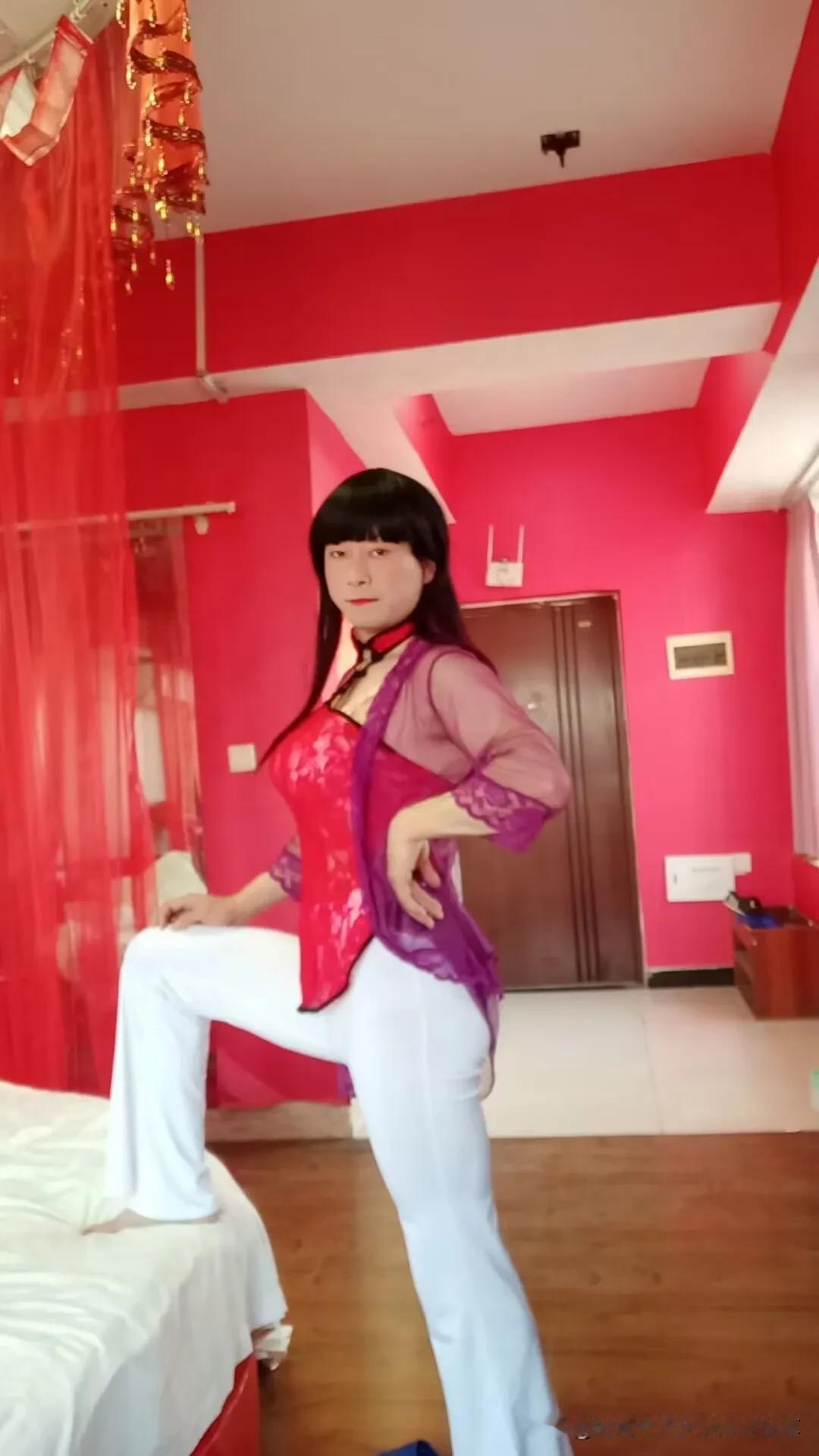 时尚大叔酒店变装穿搭，大家喜欢哪一张照片漂亮呀？
时尚大叔爱女装，喜欢漂亮的女装