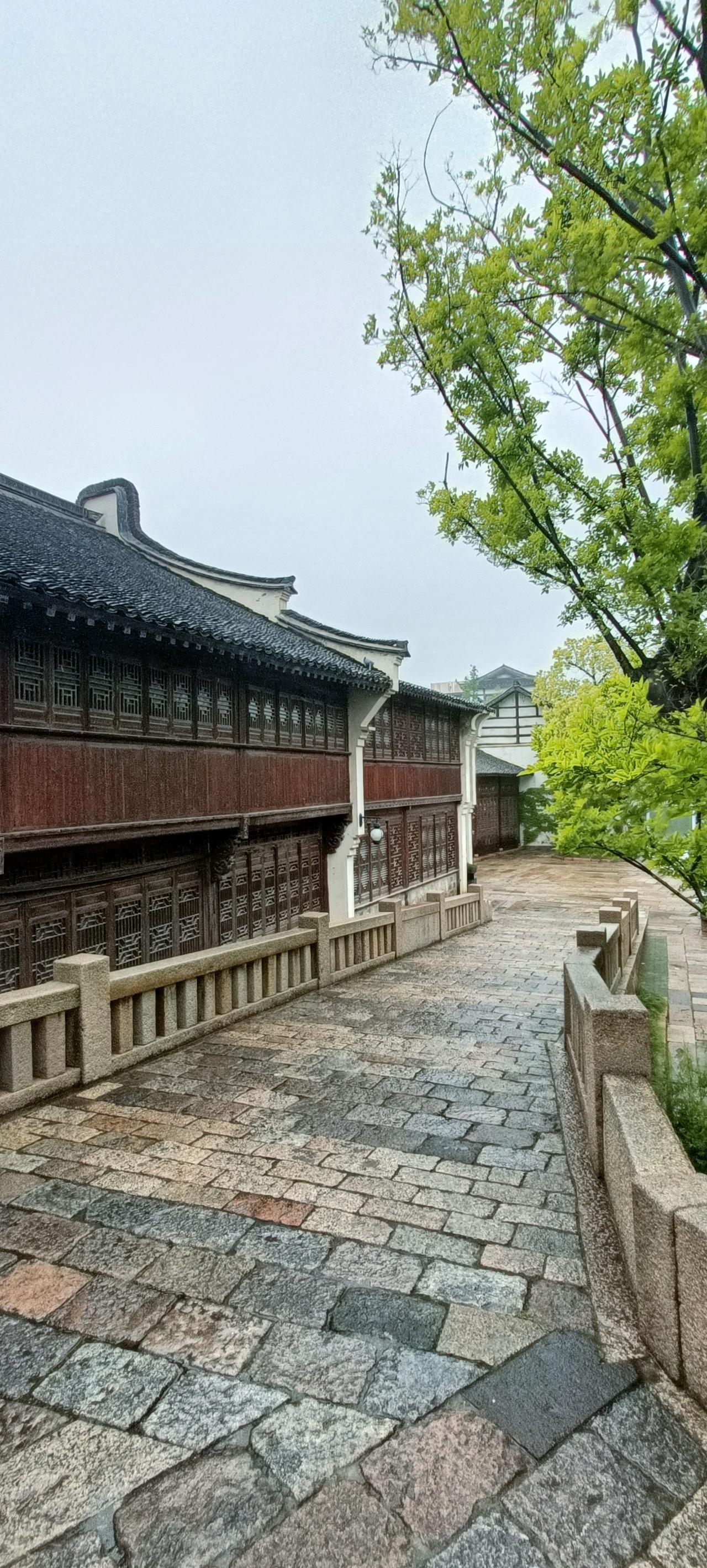 古色古香的庭院，石板路和传统建筑，仿佛穿越时空。
石板路通向一个古色古香的建筑。