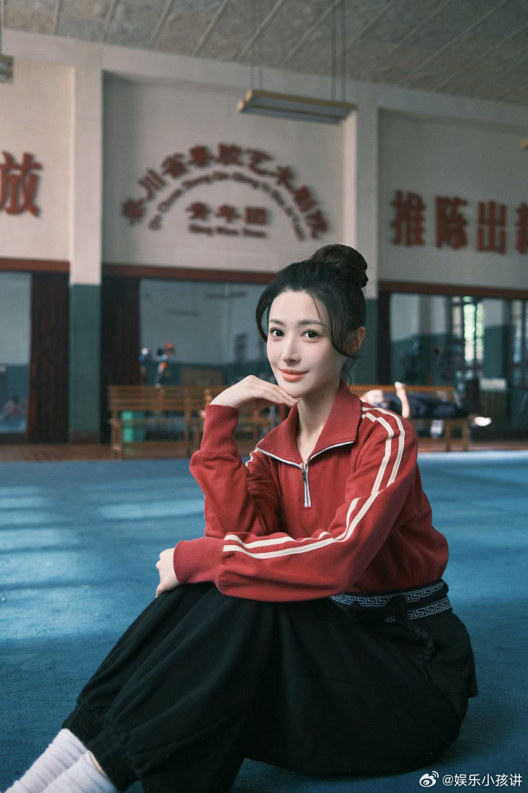 韦小慧这个角色换个人演可能就俗了，但翟一青这张脸真的太高级。眉骨高，鼻梁挺，是那