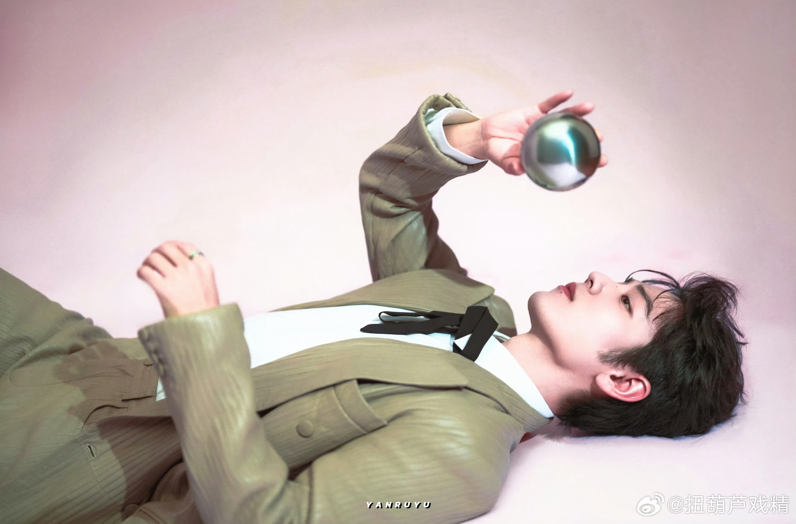 刘晓艳想邀请肖战上旅行综艺我就弱弱的问一句，这女的是谁？虽然我也想看肖战的慢综艺