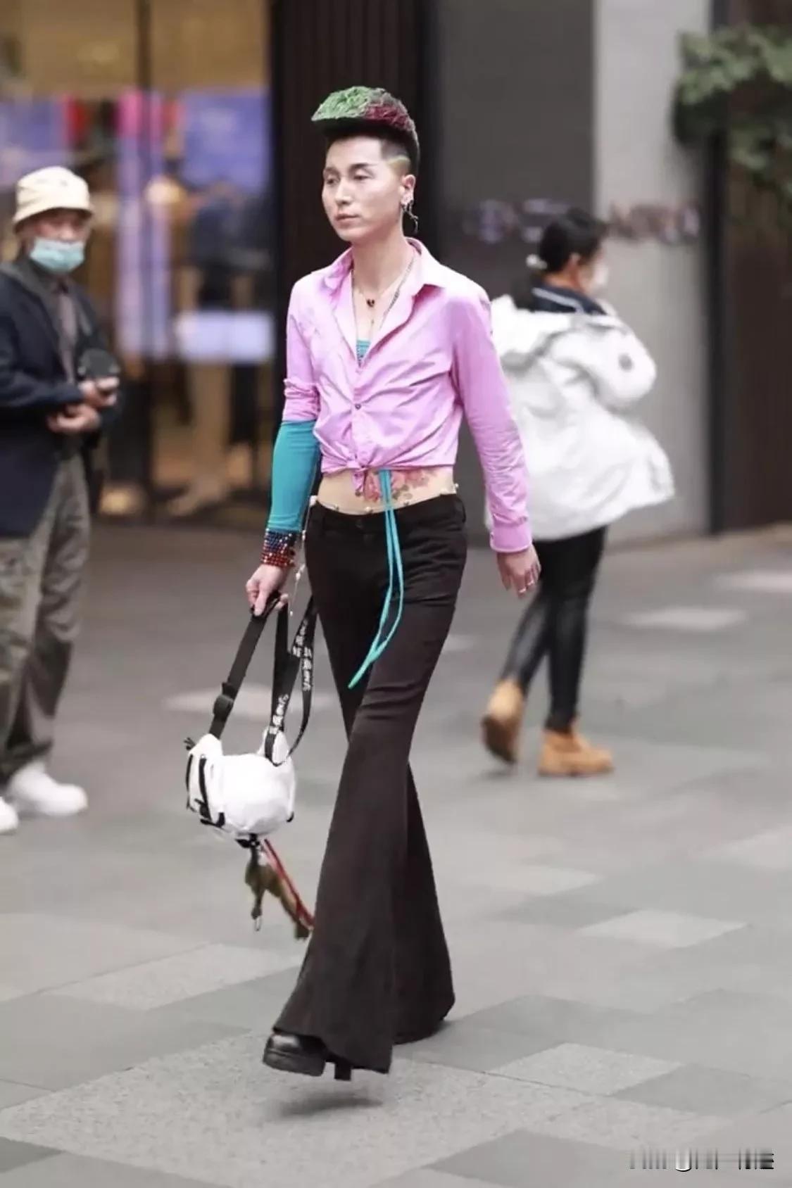 女士们，找这样一位男生，做男朋友、或者老公，你愿意吗？
我个人觉得——女性朋友可