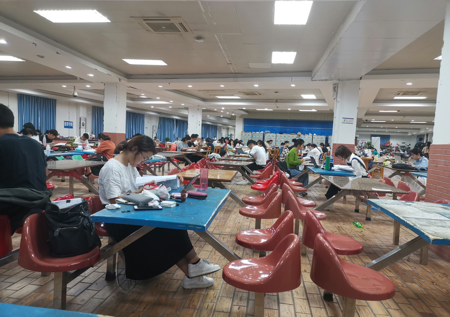 网友:食堂看书，有没有这样的经历！ ​​​