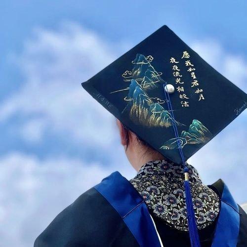 当学士帽遇上民族美学毕业季又被民族风学士帽惊艳了哇塞，当学士帽邂逅民族美学，毕业
