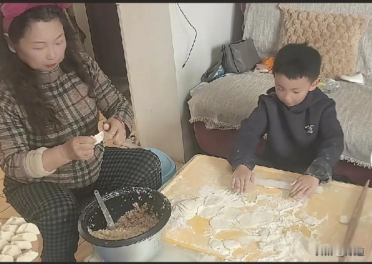 放下其它的不说，杜新枝在教育孩子这一点上真就没的说。
这不她包饺子，小孙子就那么