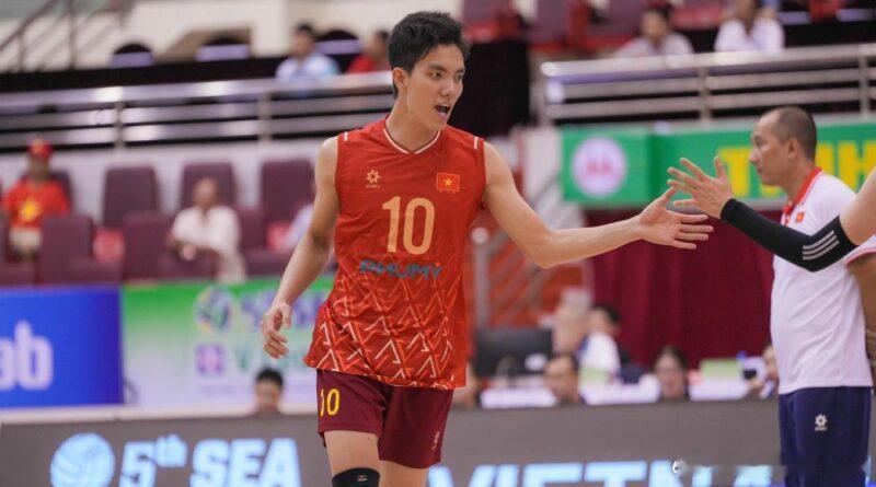 🔴 越南女排主教练阮俊杰对阮氏碧泉的离开感到“震惊”今天上午，阮氏碧泉向教练组