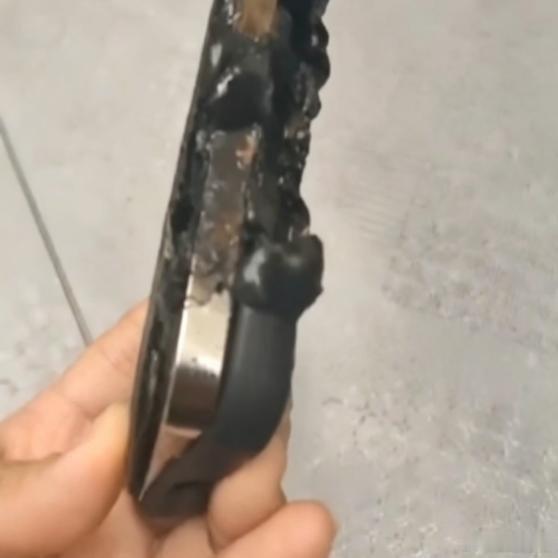 《吓人！睡梦中，枕边的手机突然爆炸！》手机这样充电其实十分危险看看你有没有这个习