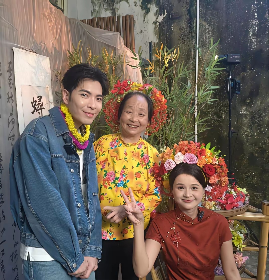 萧敬腾回泉州老家和老婆林有慧体验簪花，两人相差14岁却很般配。​​​​