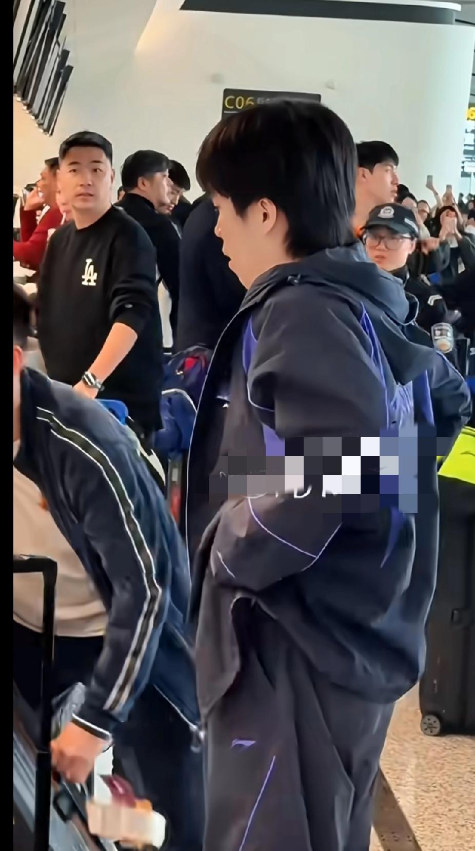 王楚钦机场这一连串动作，笑不活了！
 
家人们谁懂啊！看大头这组机场路透，直接笑