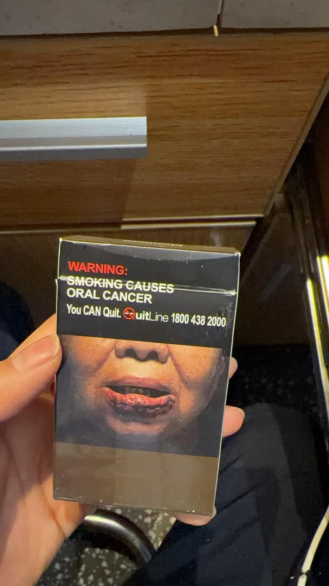 给大家看一个国外的烟盒
我的天呐这个包装
他这个烟盒应该是告诉我们吸烟的后果吧