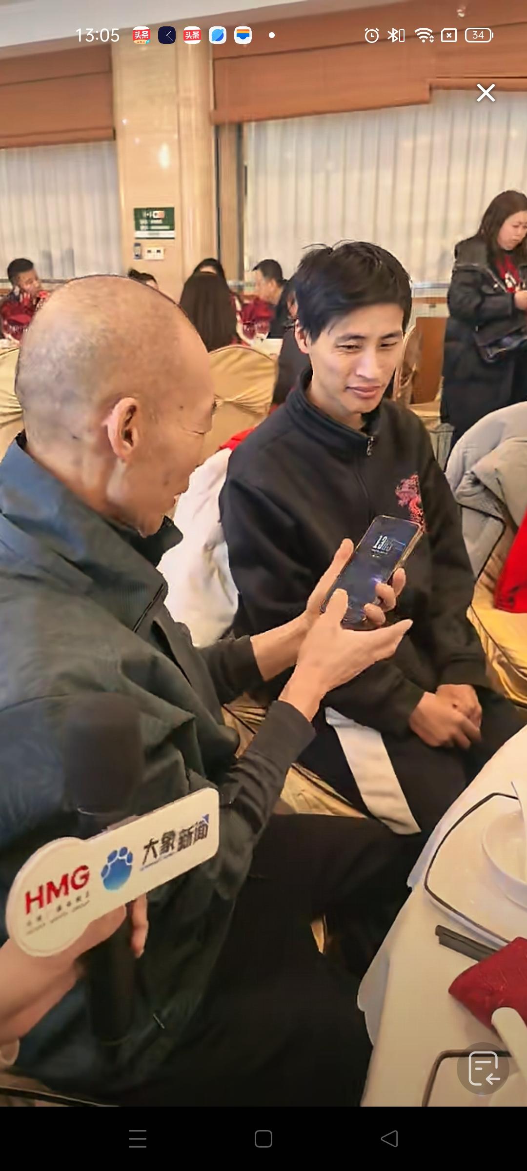 好心的网友都在关注张云鹏，有的想要个地址给他邮寄衣服，也有的想给他买零食。张云鹏