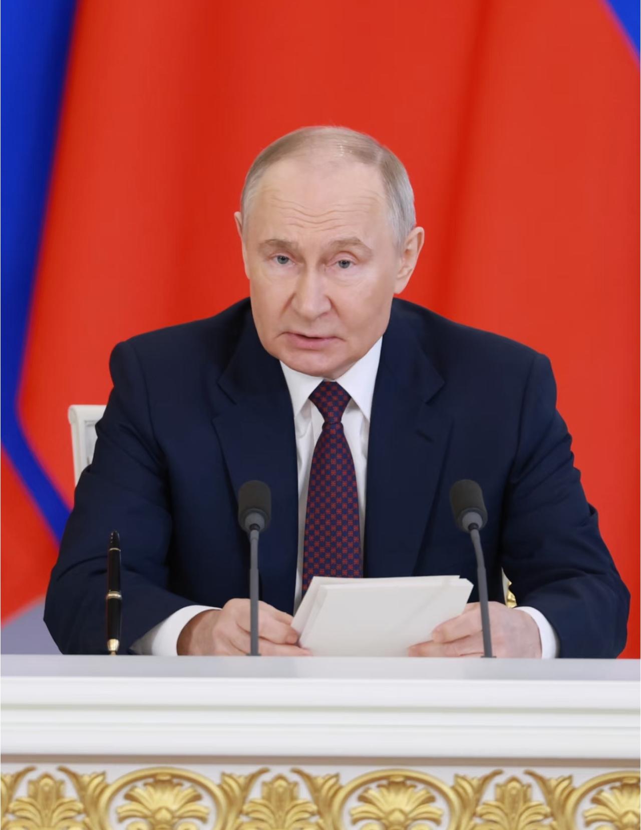 这女记者的胆子是真的大，在12月19日的年度记者会上，直接把话筒怼到了俄总统脸上