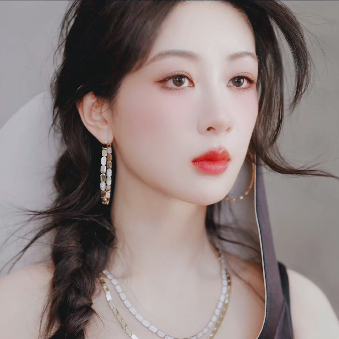 #杨紫[超话]#[赢牛奶]#杨紫逐渐磨炼出敏锐的洞察力# ｜#杨紫费加罗八月封面