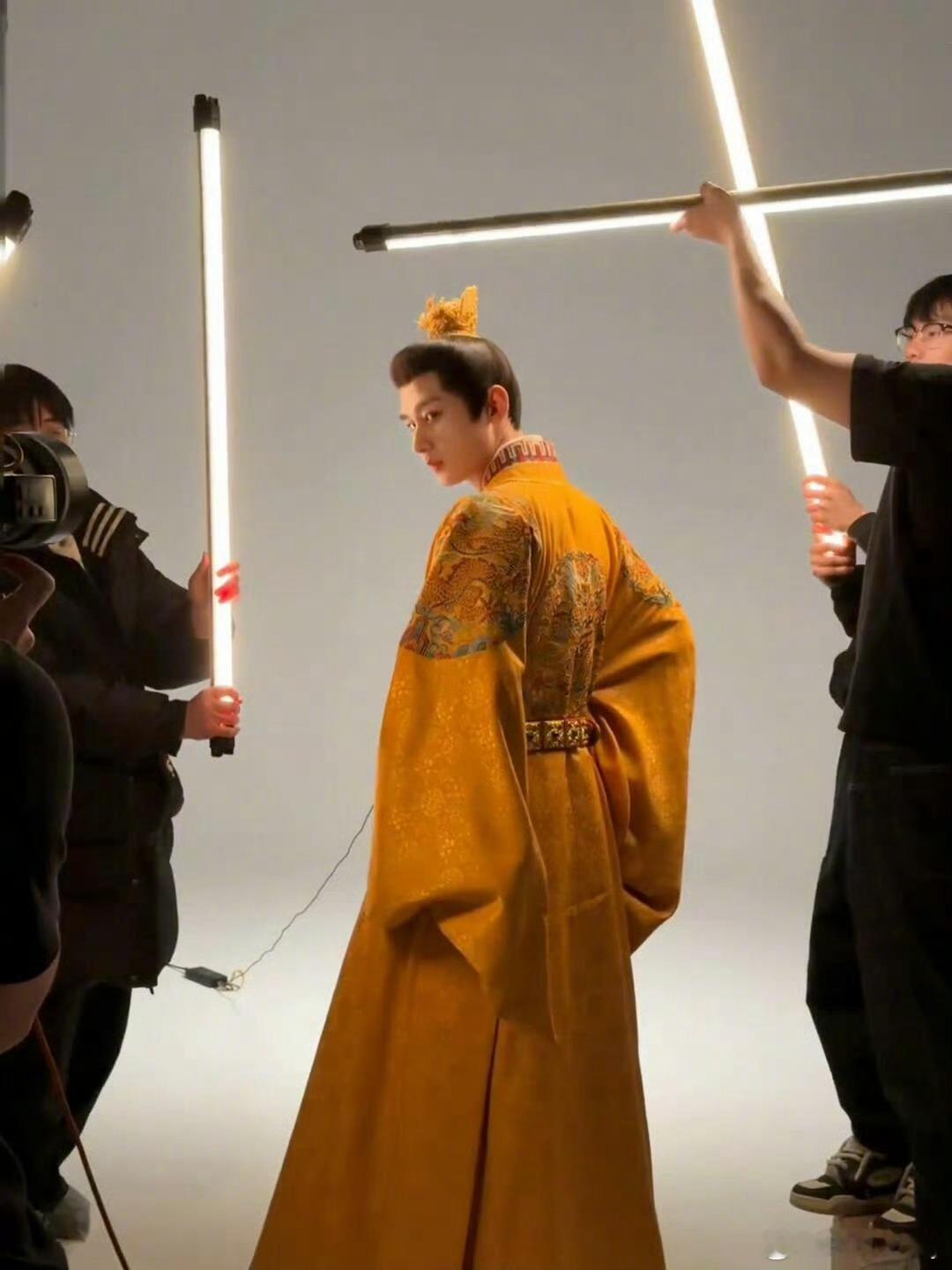 成毅两京十五日台词cy成毅朱瞻基《两京十五日》杀青特辑中成毅一开口，朱瞻基便活了