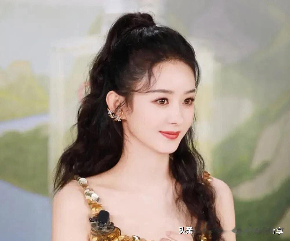 有一次聚会，赵丽颖正巧坐在冯小刚旁边，冯小刚觉得身边的美女真漂亮啊，他扭头问好友