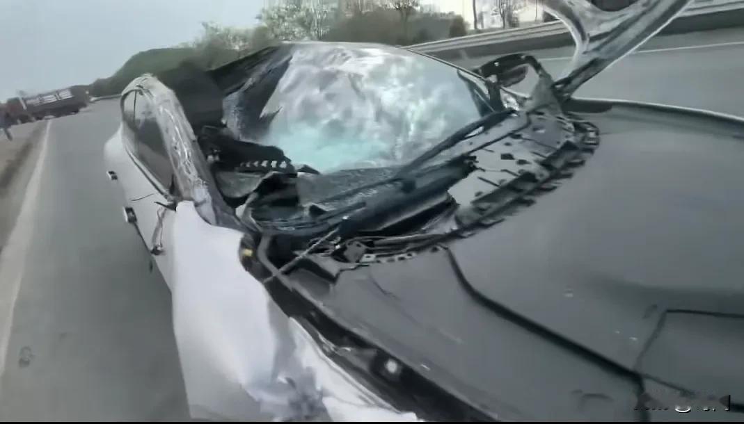 突发！一辆阿维塔在自动驾驶过程中未识别出货车导致严重事故。事发12月14日下午1