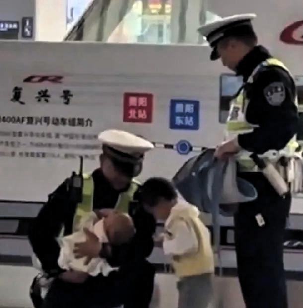 贵阳高铁站突发！宝妈独自带两娃被逼到绝境，下一幕却看哭全网！
 
这位宝妈当天独