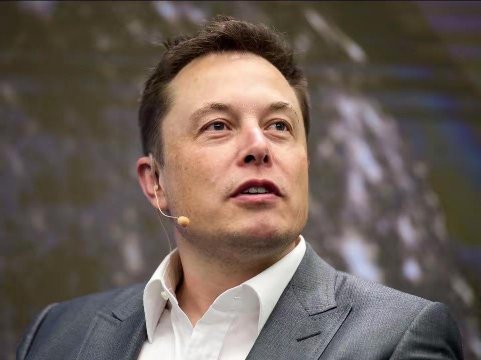马斯克发出震撼预言，语出惊人！他说：“在未来，世界上或会有300亿-500亿台人