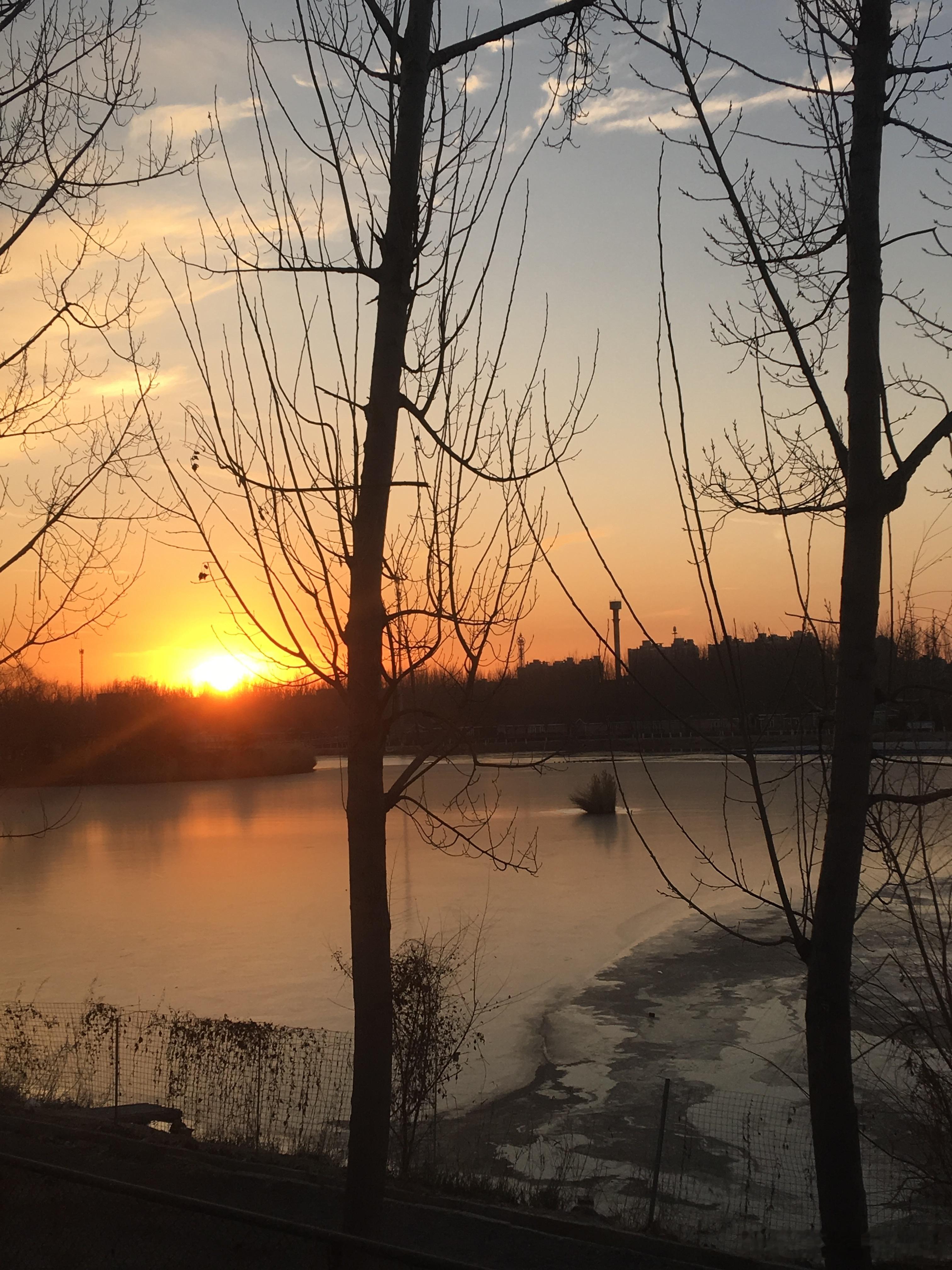 生活手记 冬日的萧索，依然难掩日落和晚霞的美丽动人早安