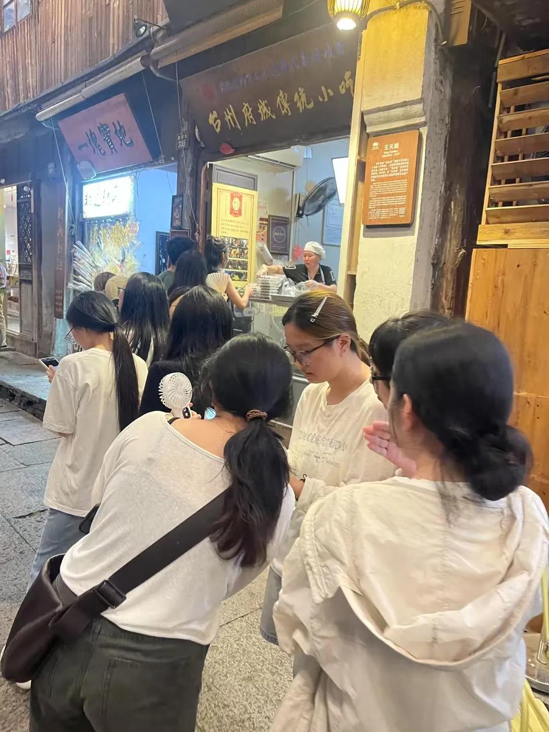 浙江省临海市紫阳街大概就这两家店是旺的，赚钱的，有政府背书：王天顺海苔饼和吕氏泡