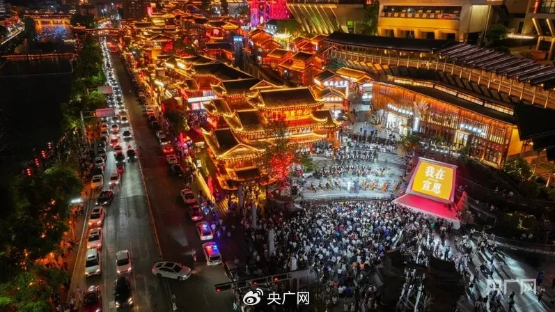 【#文旅局局长回应让游客住家里#】5月2日，湖北宜昌市民王女士一行四人驱车抵达湖