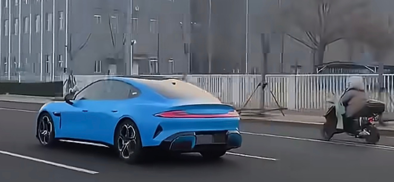 雷军称新一代SU7已到最后阶段卡布里蓝实车上路也太好看了吧很亮眼的颜色而且新轮毂